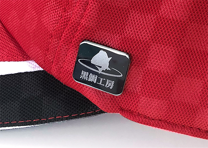 GS アスリートキャップ RED 側面のメタルエンブレム