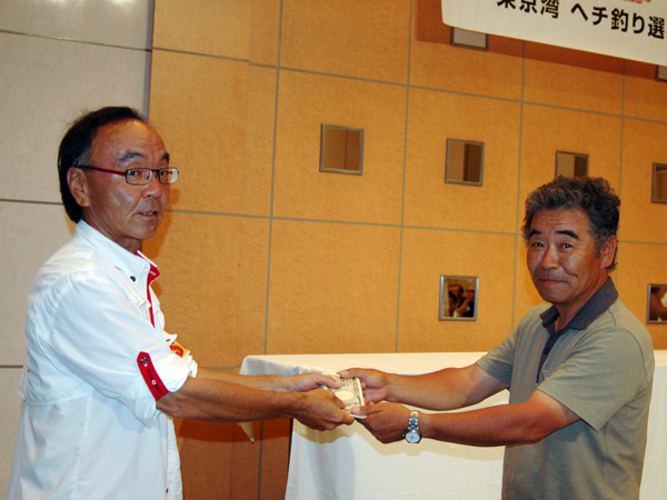 東京湾黒鯛研究会佐藤会長に稚魚放流資金を手渡ししました